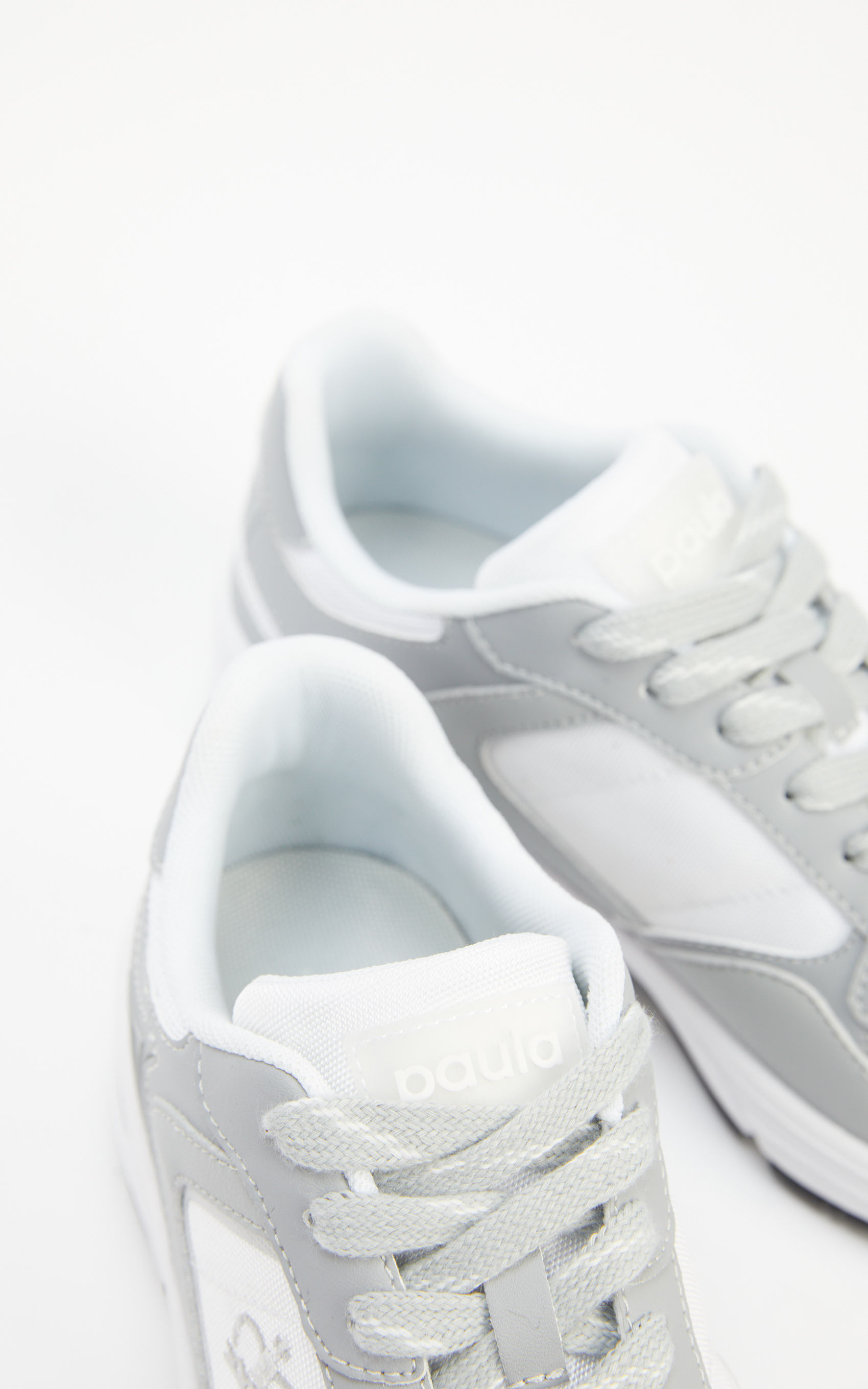 Zapatilla Gris